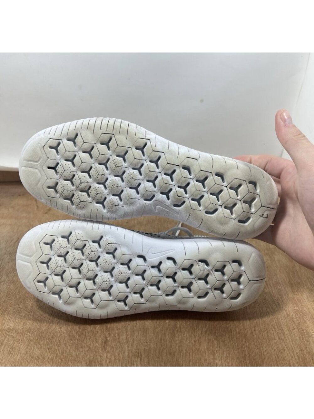 Nike Free RN Flyknit 2018 Women's Size 7 Running Shoes Pure Platinum White Gray - Picture 6 of 9